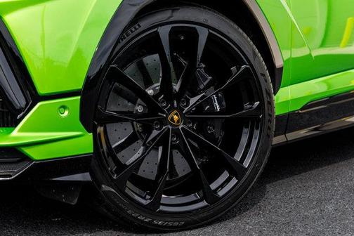 Verde Selvans Metallic 2024 Lamborghini Urus S
