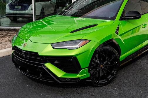 Verde Selvans Metallic 2024 Lamborghini Urus S