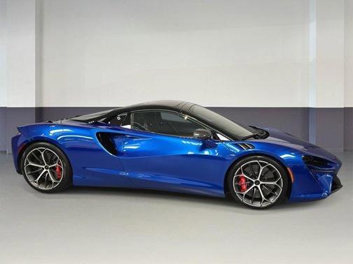 2025 McLaren Artura Performance