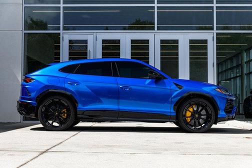2022 Lamborghini Urus Base