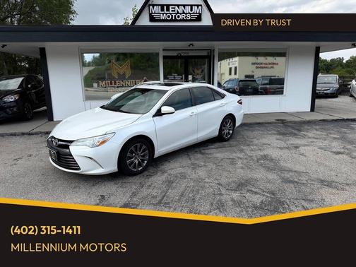 White 2016 Toyota Camry XLE