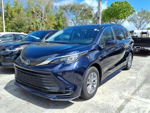 2024 Toyota Sienna LE