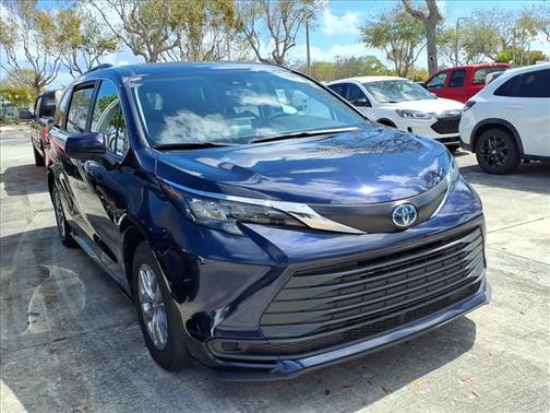 2024 Toyota Sienna LE