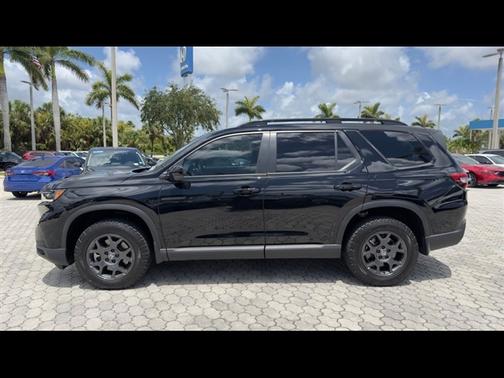 Crystal Black Pearl 2025 Honda Pilot TrailSport