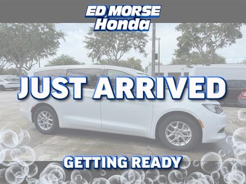 Bright White Clearcoat 2022 Chrysler Voyager LX