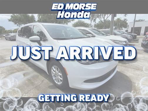Bright White Clearcoat 2022 Chrysler Voyager LX