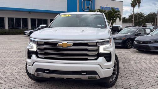 Crystal White Tricoat 2025 Chevrolet Silverado 1500 High Country