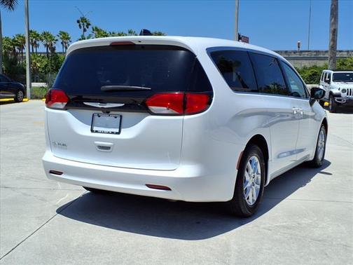 2023 Chrysler Voyager LX