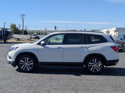 White Diamond Pearl 2017 Honda Pilot Touring