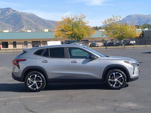 Sterling Gray Metallic 2024 Chevrolet Trax FWD 1RS