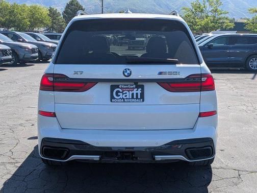 2022 BMW X7 M50i