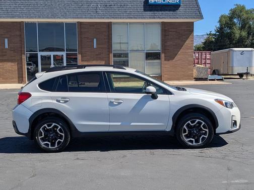 Crystal White Pearl 2017 Subaru Crosstrek 2.0i Premium