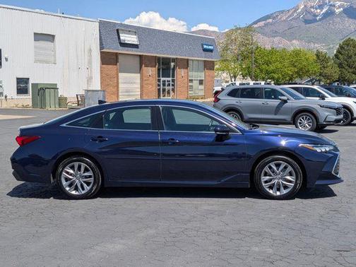 2022 Toyota Avalon Hybrid XLE