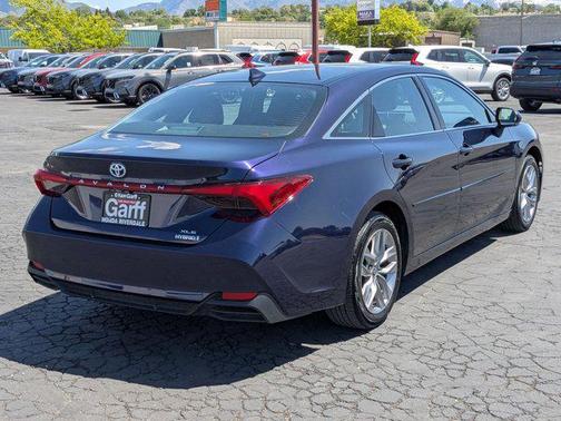 2022 Toyota Avalon Hybrid XLE