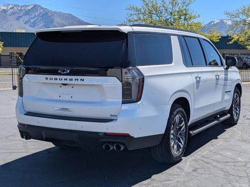 Iridescent Pearl Tricoat 2025 Chevrolet Suburban 4WD Z71