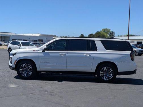 Iridescent Pearl Tricoat 2025 Chevrolet Suburban 4WD Z71