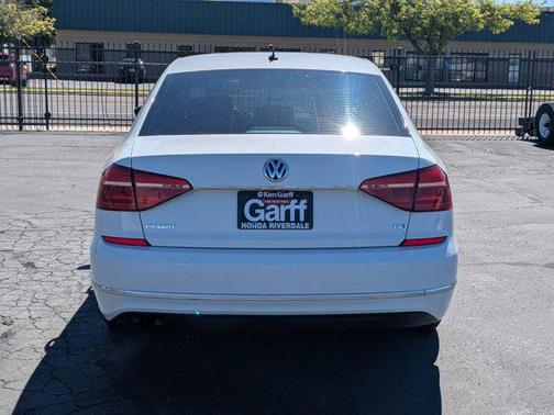 Pure White 2016 Volkswagen Passat 1.8T S