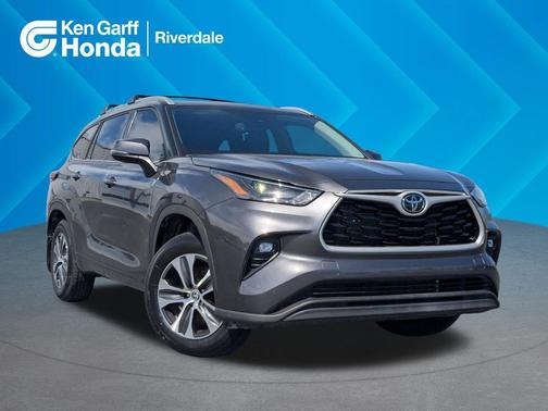 Magnetic Gray Metallic 2022 Toyota Highlander XLE