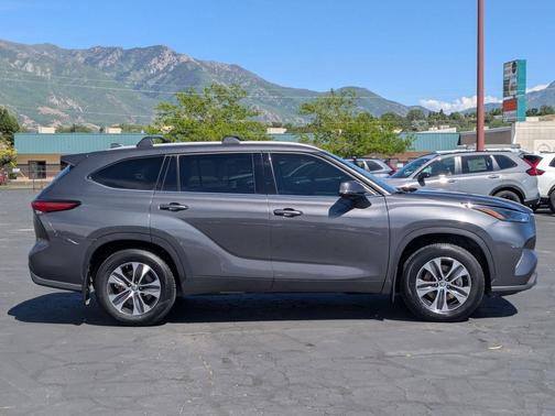 Magnetic Gray Metallic 2022 Toyota Highlander XLE