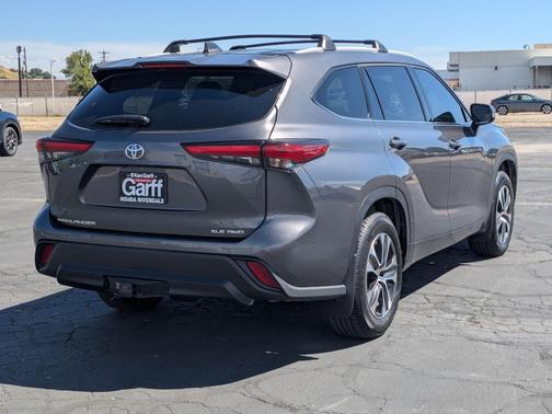 Magnetic Gray Metallic 2022 Toyota Highlander XLE