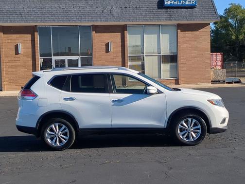 Glacier White 2016 Nissan Rogue SV