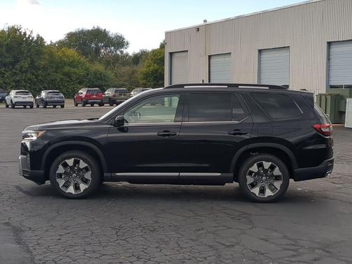 Crystal Black Pearl 2026 Honda Pilot Touring 8-Passenger