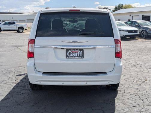 2016 Chrysler Town & Country Touring-L