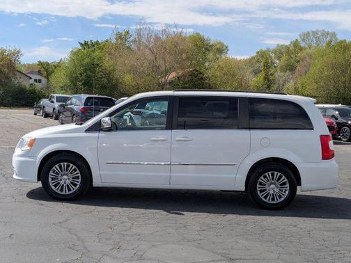 2016 Chrysler Town & Country Touring-L