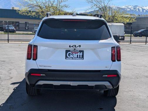 Glacial White Pearl 2023 Kia Sorento SX