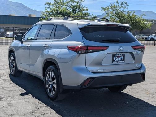 Celestial Silver Metallic 2022 Toyota Highlander XLE