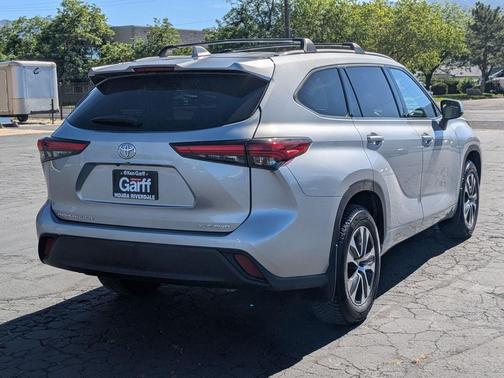 Celestial Silver Metallic 2022 Toyota Highlander XLE