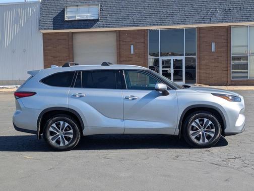 Celestial Silver Metallic 2022 Toyota Highlander XLE