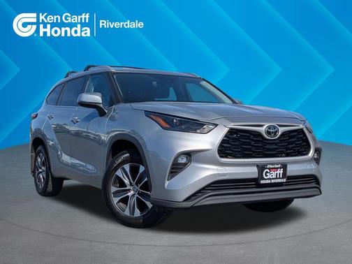Celestial Silver Metallic 2022 Toyota Highlander XLE