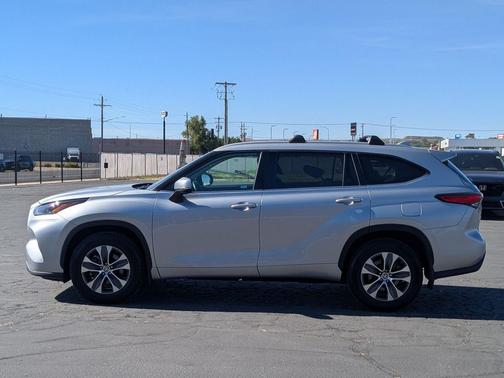 Celestial Silver Metallic 2022 Toyota Highlander XLE