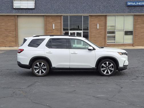 Platinum White Pearl 2024 Honda Pilot Touring 8-Passenger