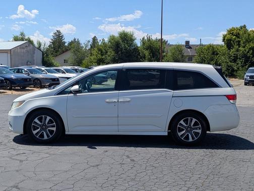 White Diamond Pearl 2017 Honda Odyssey Touring
