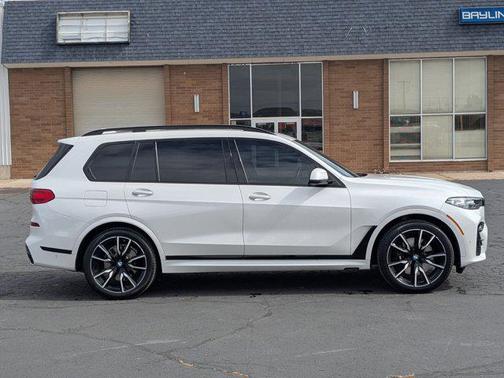 Mineral White Metallic 2022 BMW X7 xDrive40i