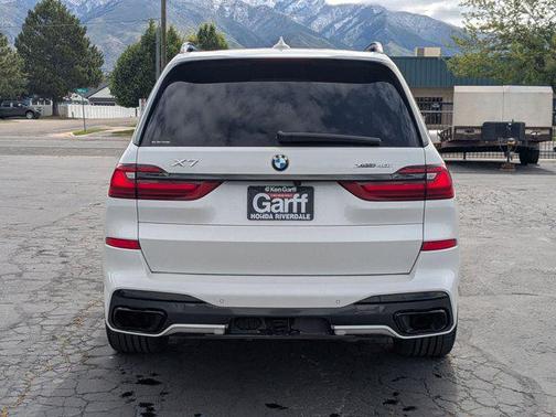 Mineral White Metallic 2022 BMW X7 xDrive40i