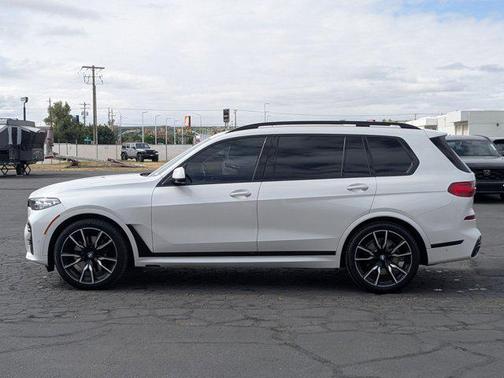 Mineral White Metallic 2022 BMW X7 xDrive40i