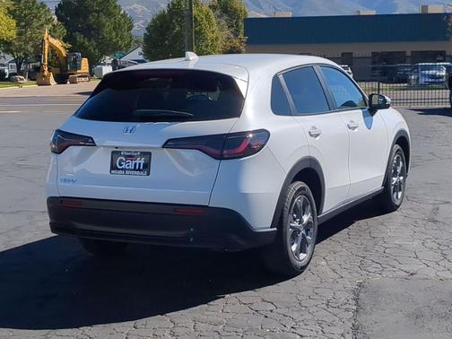 Platinum White Pearl 2027 Honda HR-V LX