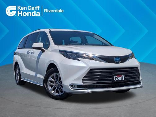 Wind Chill Pearl 2024 Toyota Sienna XLE