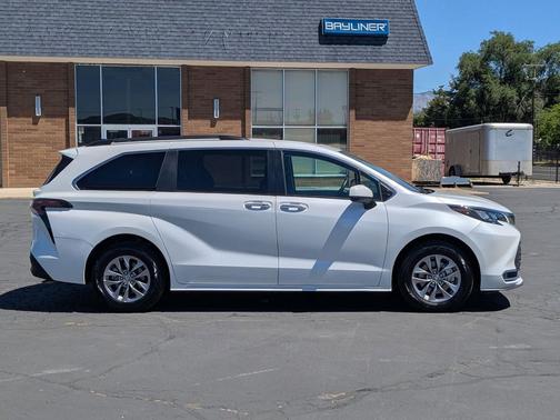 Wind Chill Pearl 2024 Toyota Sienna XLE