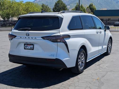 Wind Chill Pearl 2024 Toyota Sienna XLE