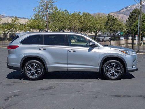Celestial Silver Metallic 2017 Toyota Highlander LE Plus