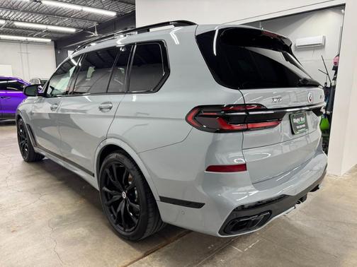 2023 BMW X7 M60i