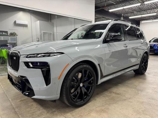 2023 BMW X7 M60i
