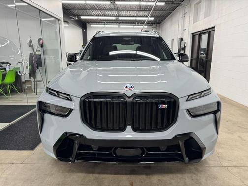 2023 BMW X7 M60i