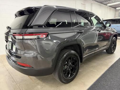Baltic Gray Metallic Clearcoat 2024 Jeep Grand Cherokee Altitude