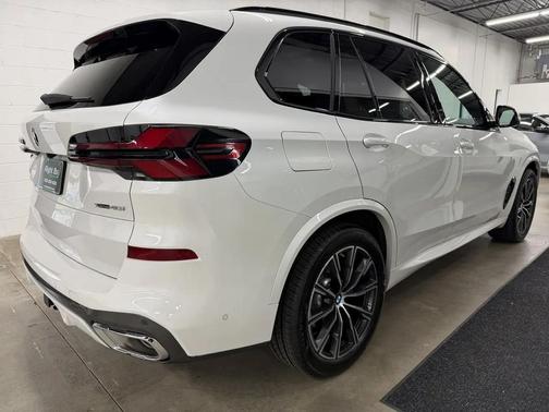 Mineral White Metallic 2024 BMW X5 xDrive40i