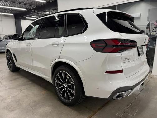 Mineral White Metallic 2024 BMW X5 xDrive40i